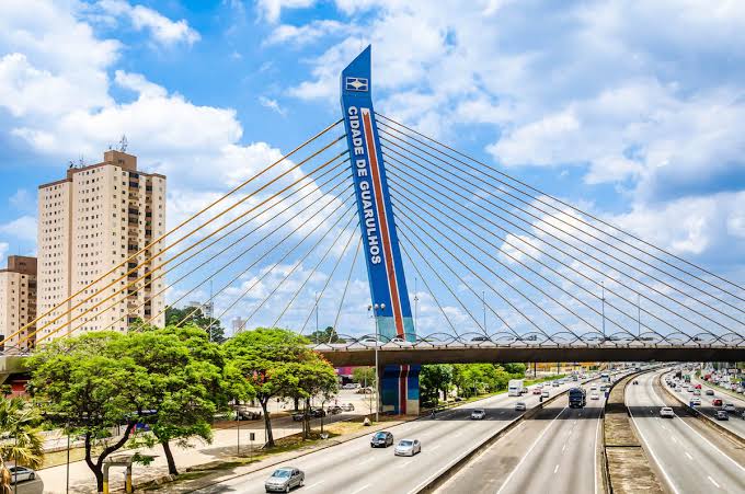 Ponte estaiada da Cidade de Guarulhos, sobre a rodovia.